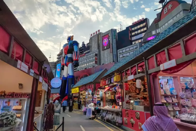 Robot Grendizer sobre la zona de Japón en Boulevard World, en Riad, Arabia Saudita.