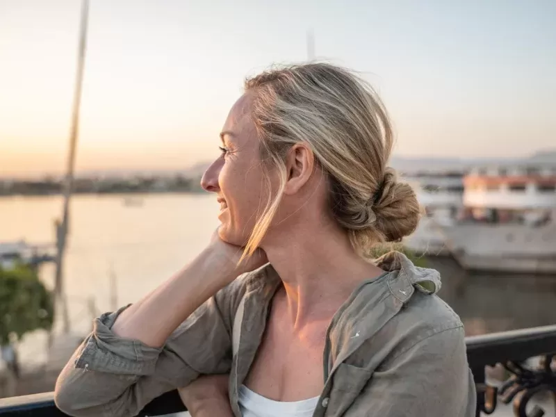 Una Donna a bordi di una crociera Nilo, vacanze lusso egitto