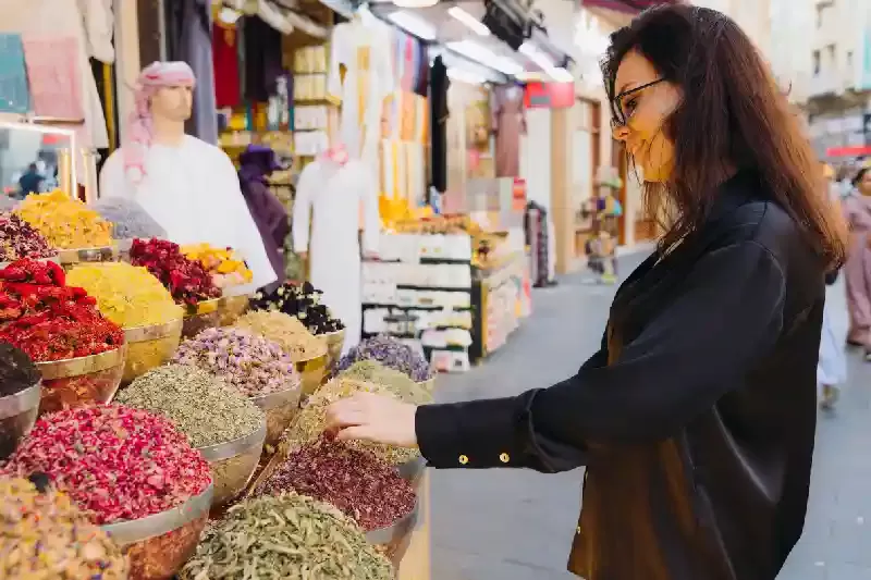 una turista al souk delle spezie, souk delle spezie e dell'oro