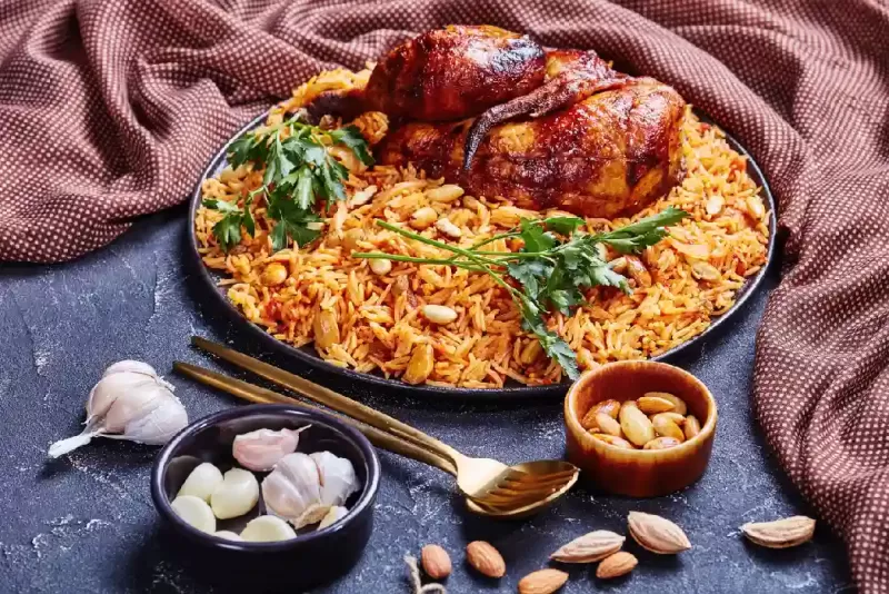 Plato tradicional saudí de pollo y arroz kabsa.