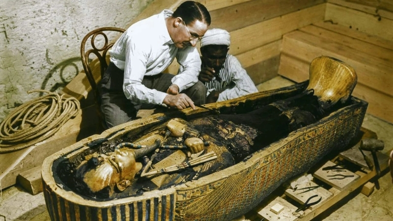 Carter in Tutankhamoun Tomb - King Tutankhamun Treasures