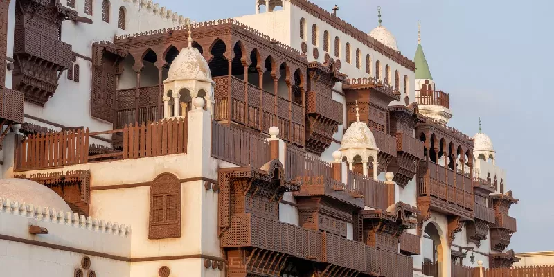 El Museo Al Tayibat City en Yeda al atardecer, Arabia Saudita, con su diseño arquitectónico tradicional.