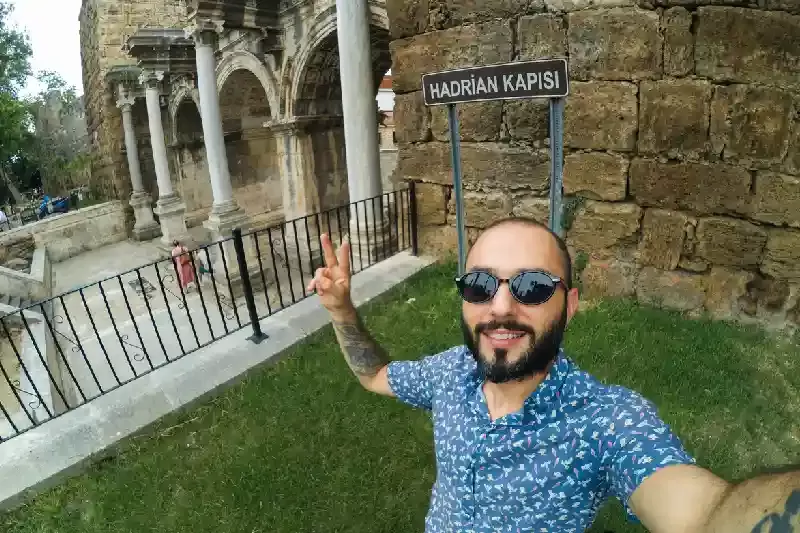 una turista dentro il tempio di adriano , tempio di adriano