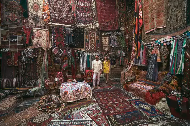 una coppia in un mercato in turchia , cosa comprare in turchia