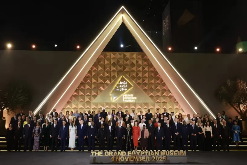El rey Felipe VI en una foto de grupo de la inauguración del Gran Museo