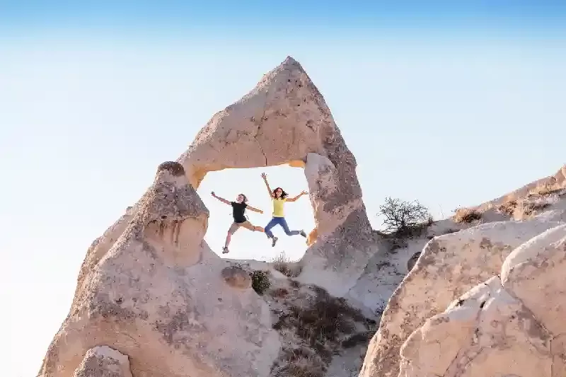 una coppia a uchisar , castello di uchisar