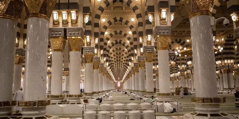 El interior de la Mezquita Nabawi, la Mezquita del Profeta en la ciudad de Medina.