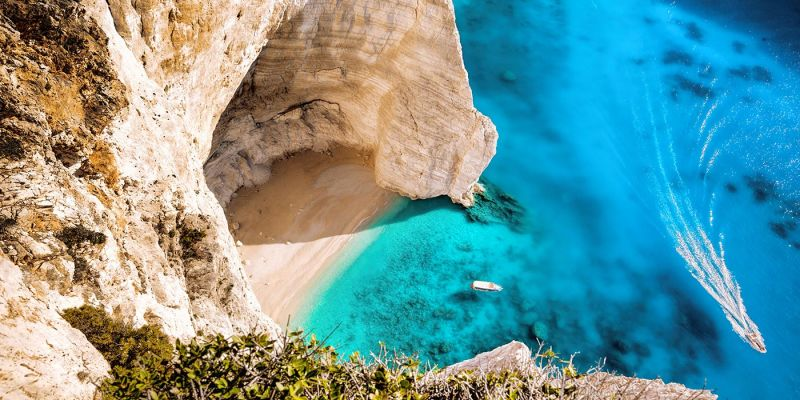 Montanhas, praias e locais históricos na Grécia.