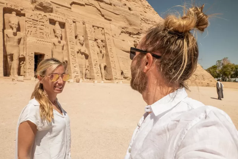 pareja en El Templo de Abu Simbel