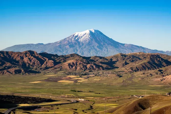 the highest mountain in the extreme east of Turkey accepted in Christianity as the resting place of Noah's Ark, a snow-capped and dormant compound volcano