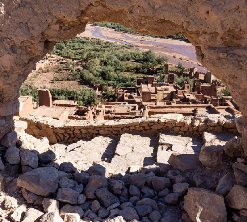Vista da casbá através de um buraco em Ait Benhaddou, em Ouarzazate, Marrocos. Ait Benhaddou é uma pequena vila localizada no Vale de Ounila, no sul de Marrocos, Patrimônio Mundial da UNESCO.