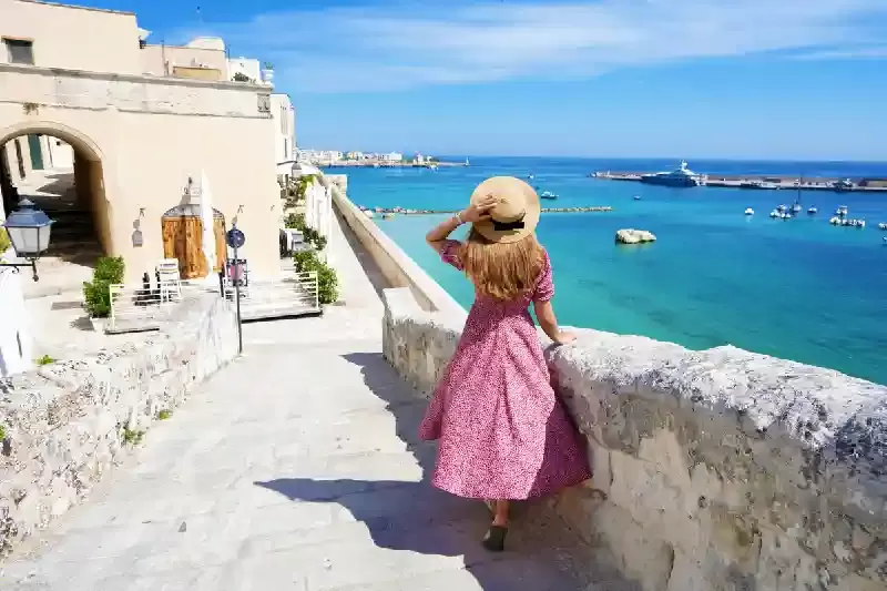 una donna in una spiaggia a Gallipoli , Penisola di Gallipoli 