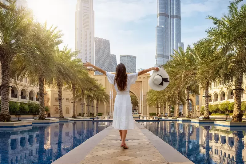 una turista a dubai , grattacielo burj khalifa 