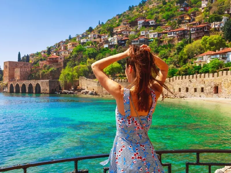 una donna su una spiaggia a Adalia, Adalia