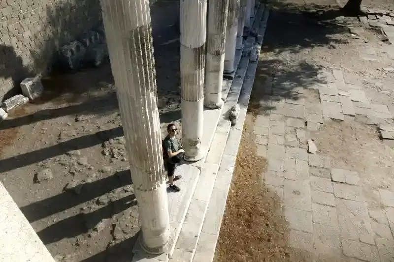 un turista a pergamo turchia , pegamo