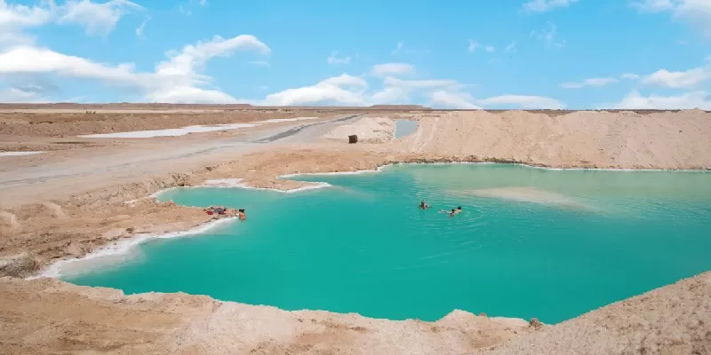 Llanuras saladas y lagos en el oasis de Siwa