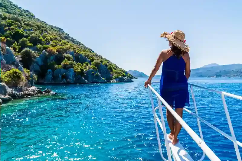 una turista a bordo una barca in Turchia ,Spiagge in turchia