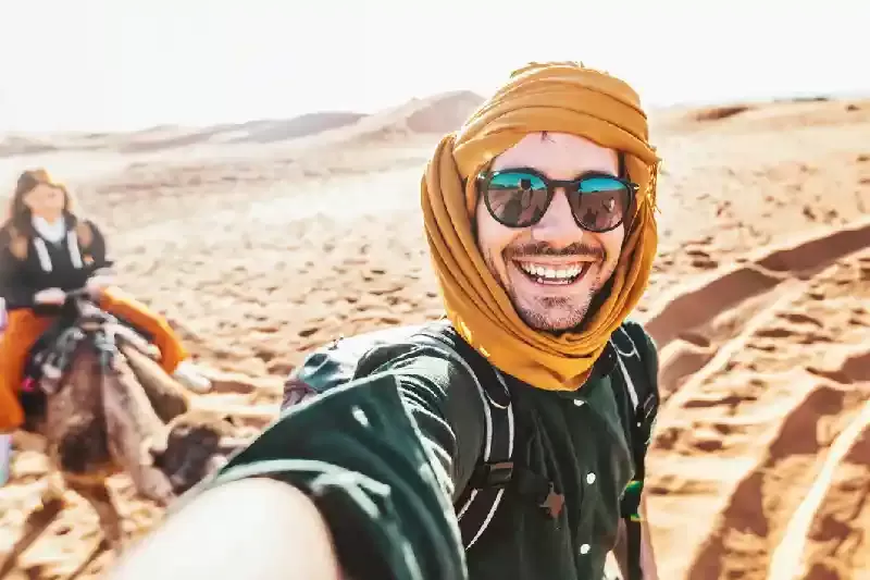 un'uomo nel deserto dubai, dubai eventi