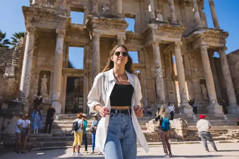 una donna davanti il tempio di artemide efeso , Efeso Turchia