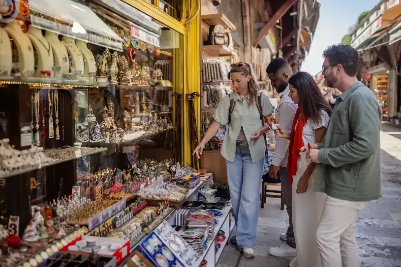 un gruppo di turisti a bazar in turchia , Izmir