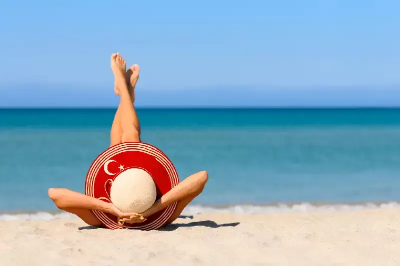 una donna sdraiata su una spiaggia in turchia , spiagge in turchia