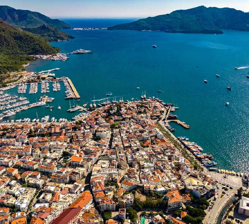Vista aérea de Marmaris, na província de Mugla, Turquia.