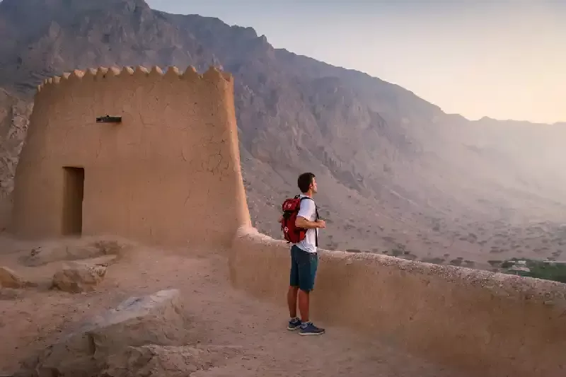 Uomo in visita al forte di Dhayah nel nord di Ras Al Khaima negli Emirati Arabi Uniti, Al Ain