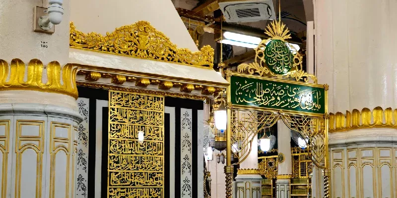 La tumba del Profeta Muhammad, junto con los dos primeros califas del Islam después de él: Abu Bakr al-Siddiq y Omar Ibn al-Khattab.