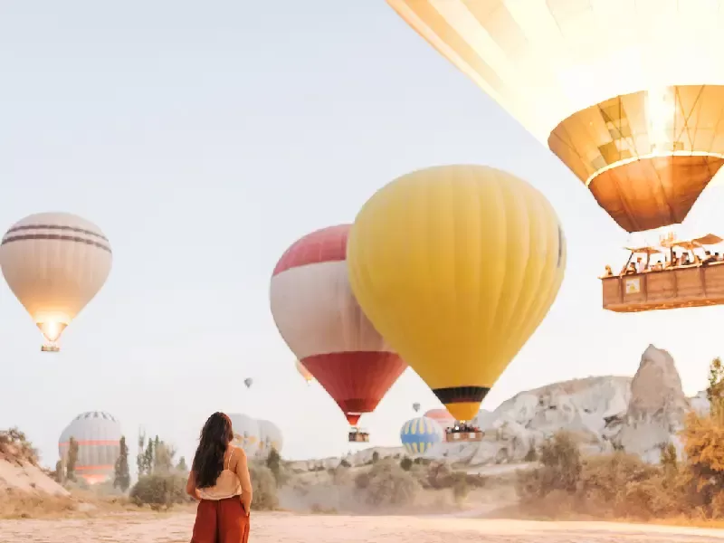 una donna con i mongolfieri in cappadocia , giro in mongolfiera cappadocia