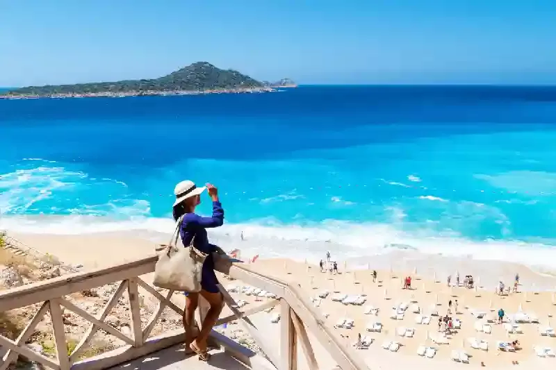 una turisya su una spiaggia in turchia , spiagge in turchia