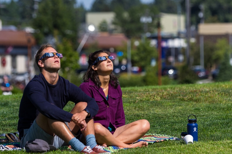 pareja viendo el eclipse solar