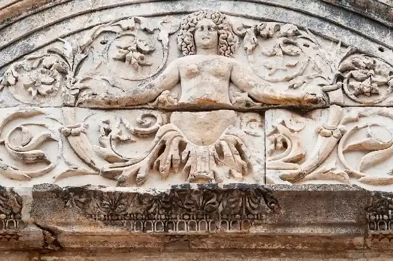 la statua nel portone del tempio di adriano , il tempio di adriano