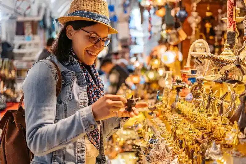una turista fa shopping nel gran bazar turchia , gran bazar istanbul