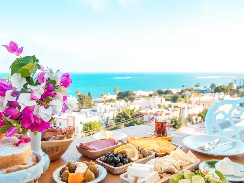 un ristorante sul mare in turchia, colazione turca