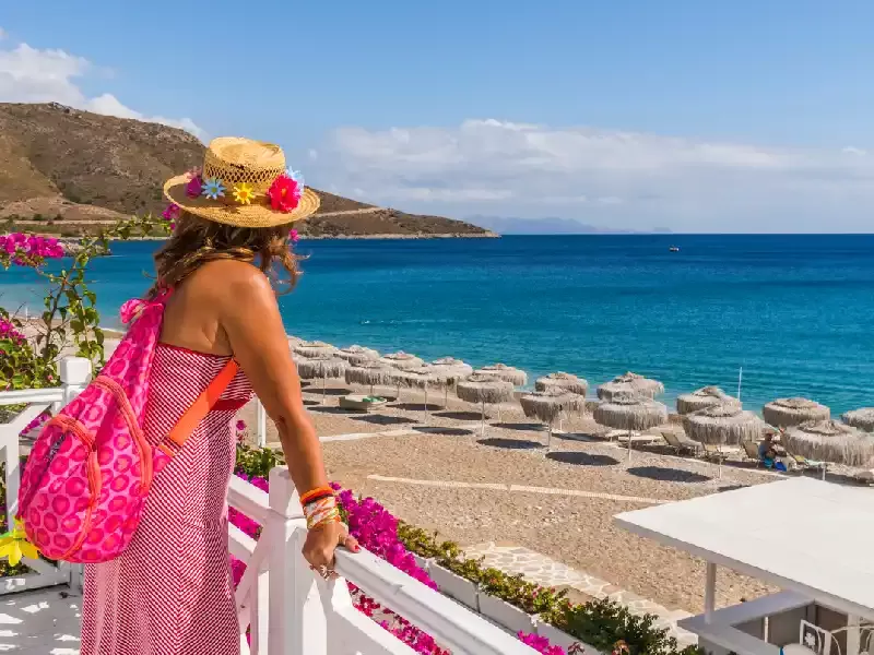 una turista in una spiaggia in Turchia , Vacanza turchia agosto 