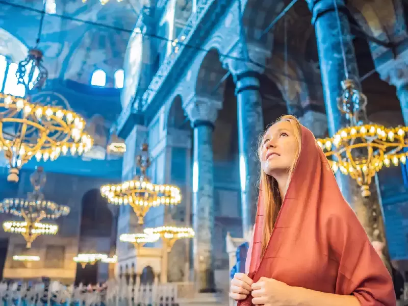 una turista a una moschea in Turchia , Moschee di istanbul