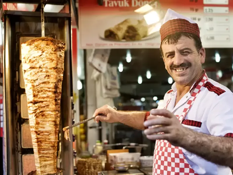 un uomo vende il kebab turco , cosa mangiarre in turchia 