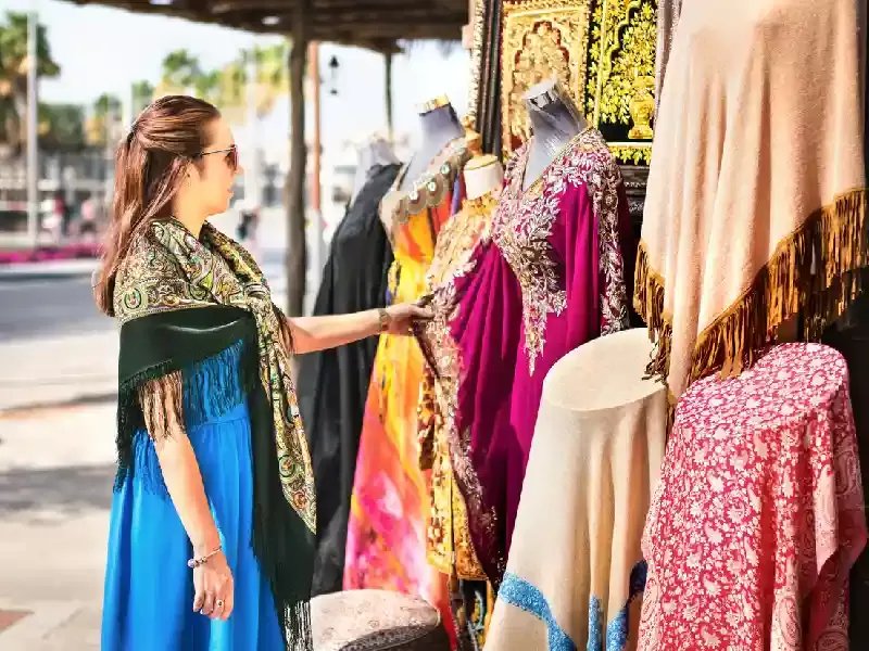 una donna nel souk di dubai , Dubai souvenir