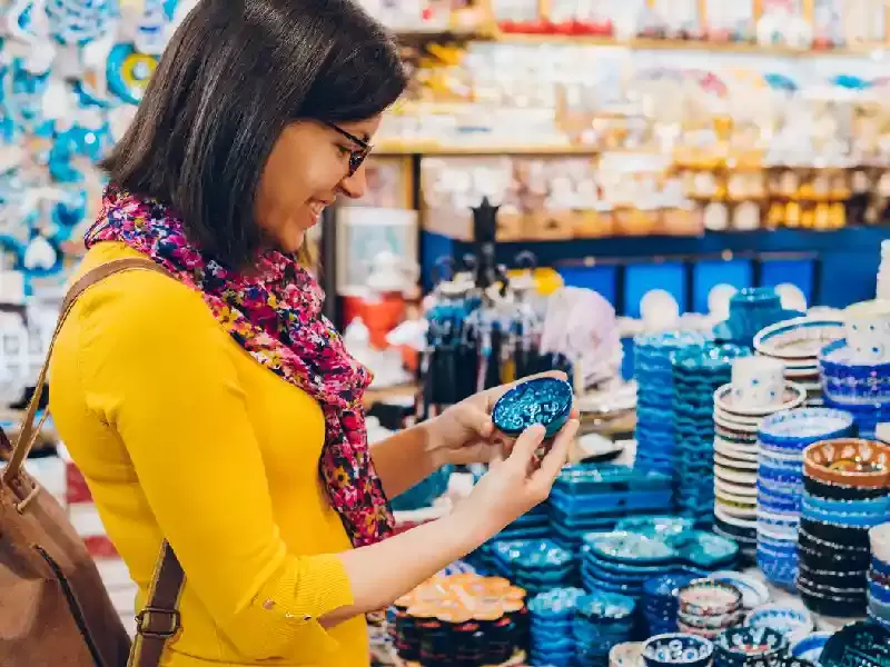 una turista nel gran bazar istanbul , quanto costa un viaggio in turchia 