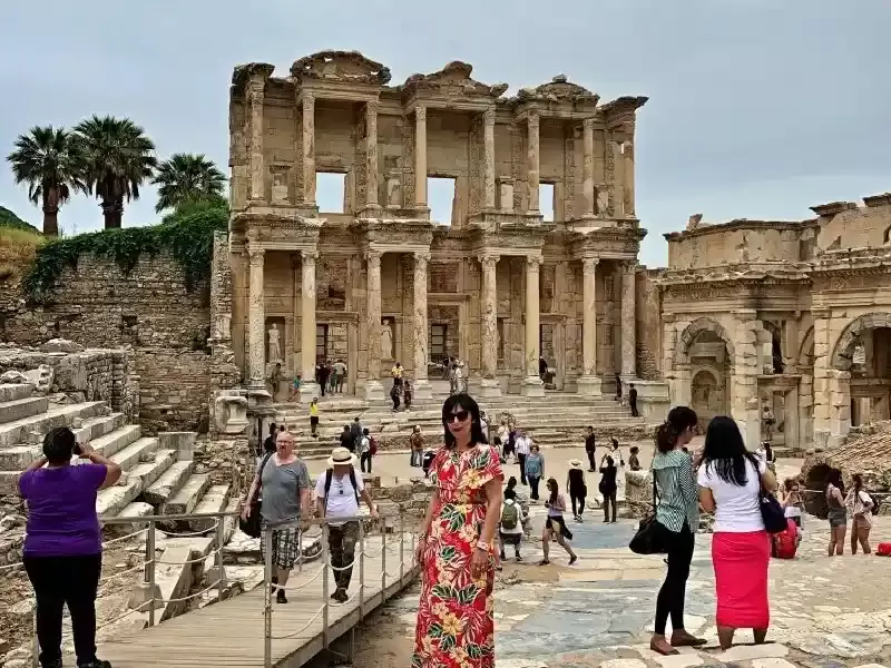 gruppo di turisti a smirne, smirne cosa vedere