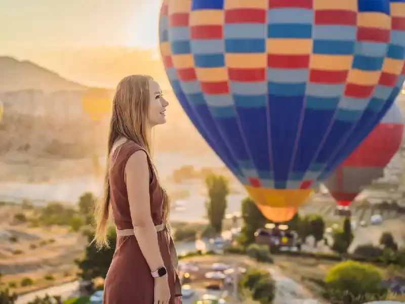 una donna in mongolfiera , Escursioni in Cappadocia