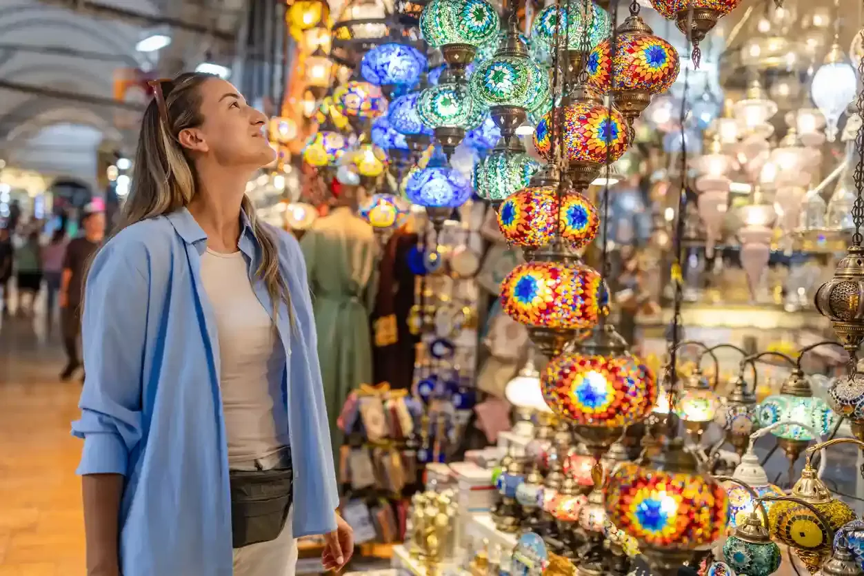 una turista al gran bazar di istanbul. Mercati di istanbul 