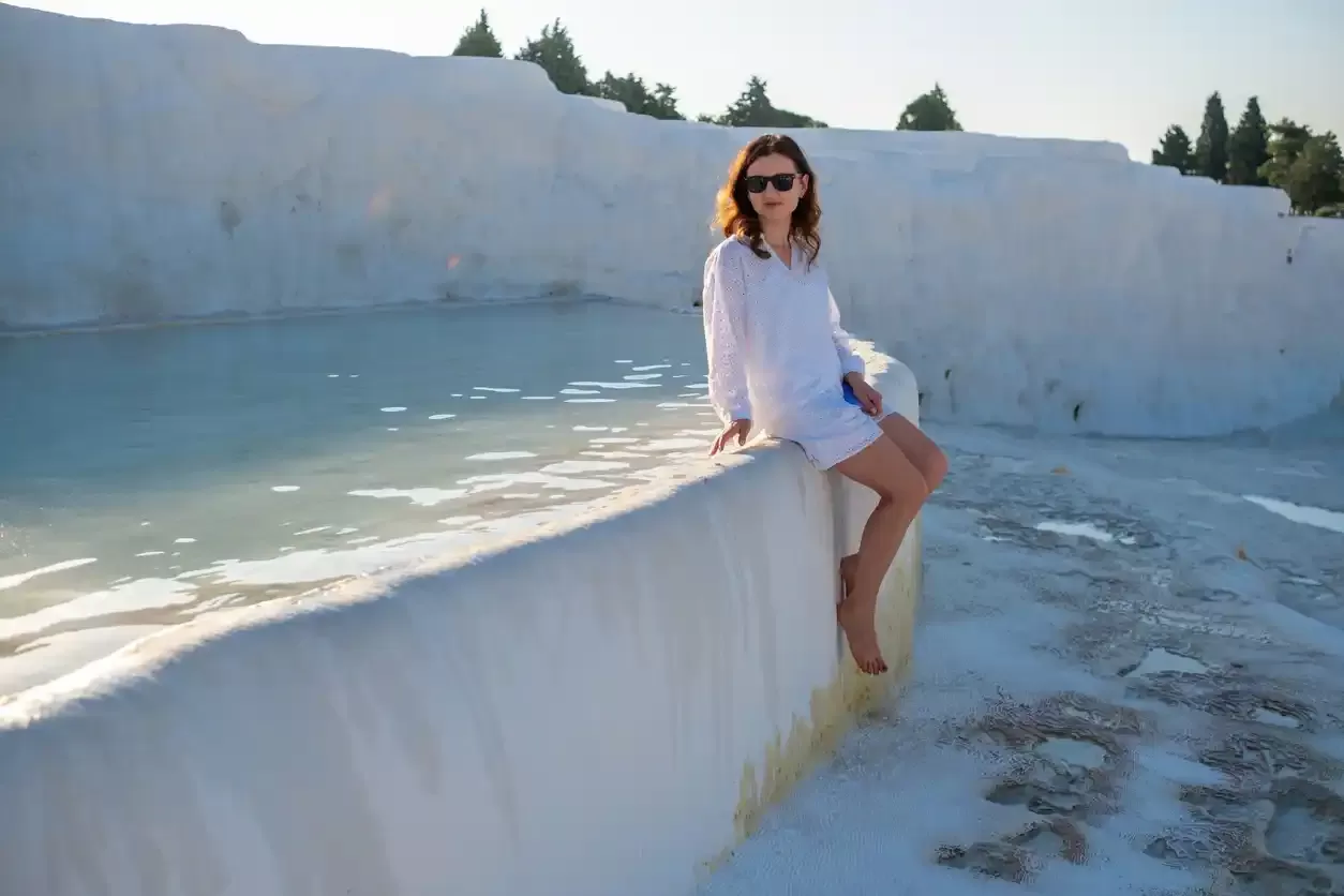 una turista nel bagno termale a pamukkale, terme di pamukkale