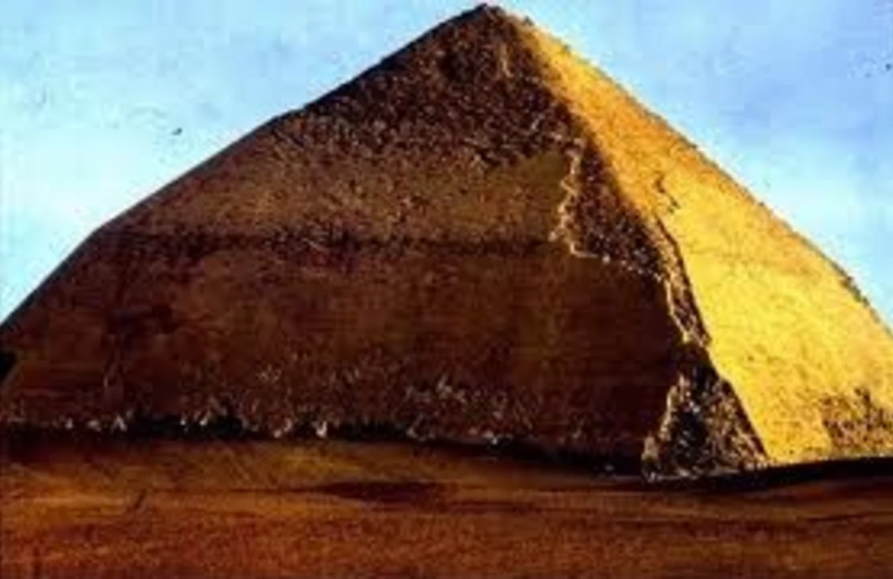 Découvrez la Pyramide de Hawara et ses secrets cachés