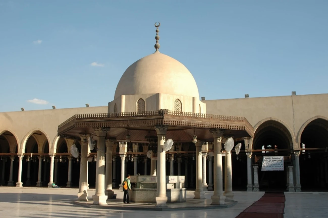 La Moschea di Amr Ibn el-Aas: Un Tesoro Storico del Cairo