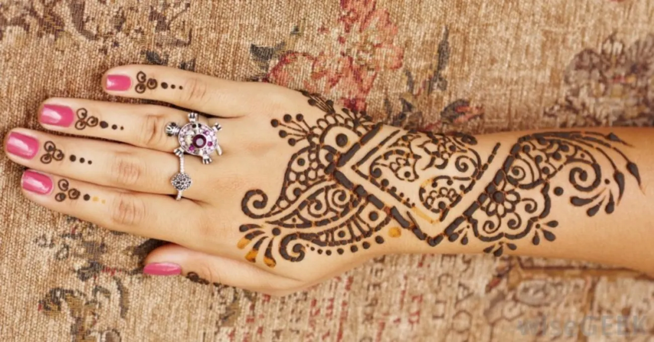  Henna Painting in Dubai Desert