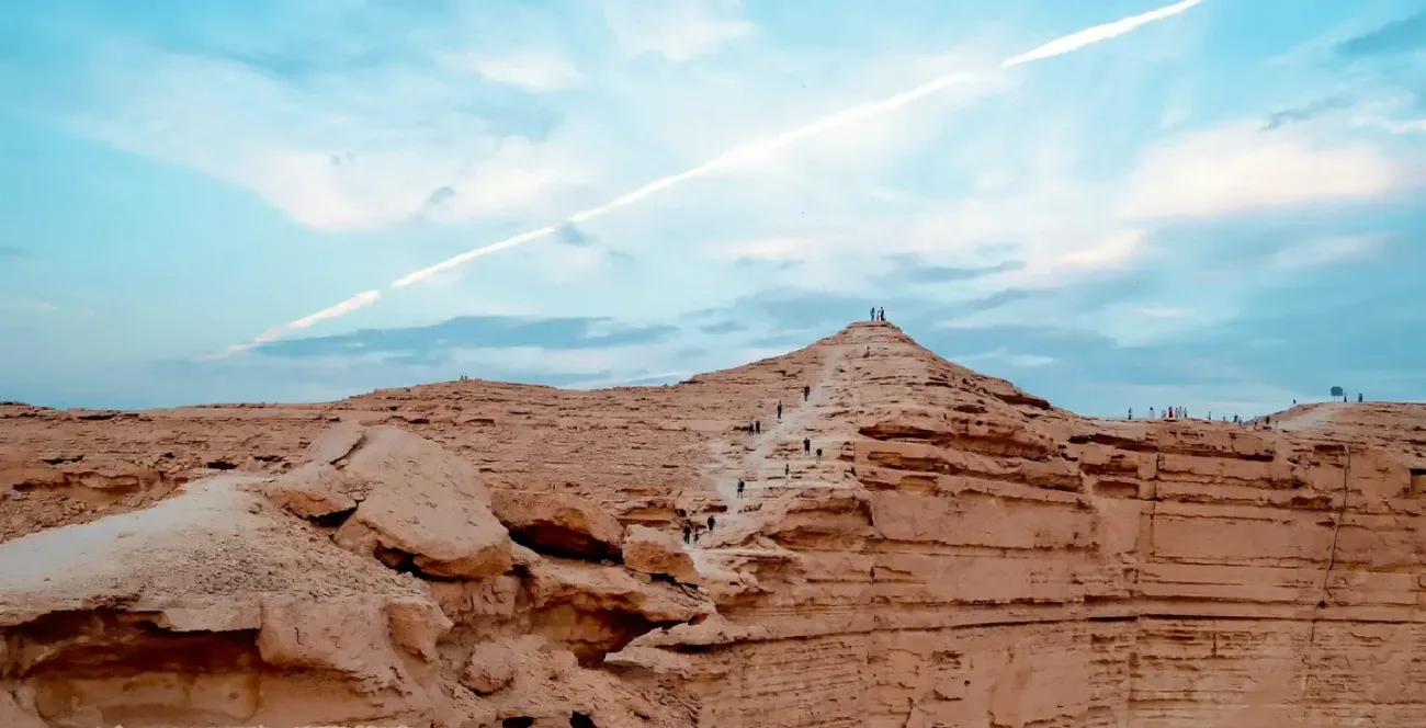 Jebel fihrayn: El acantilado más espectacular de Arabia Saudí