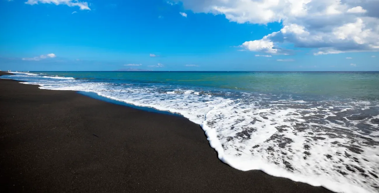 Perissa: La Playa de Arena Negra 