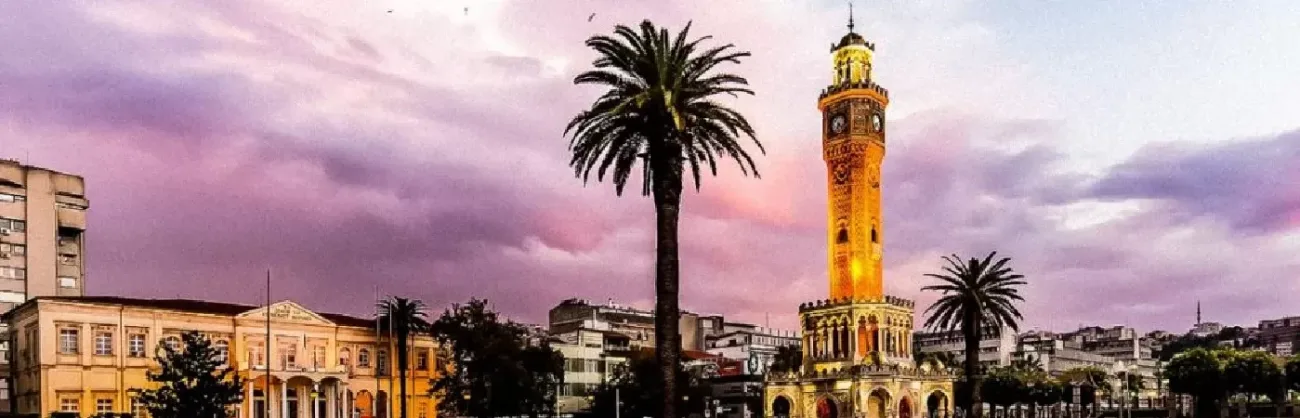 Izmir : Dove il Mare Egeo Incontra la Storia e la Modernità