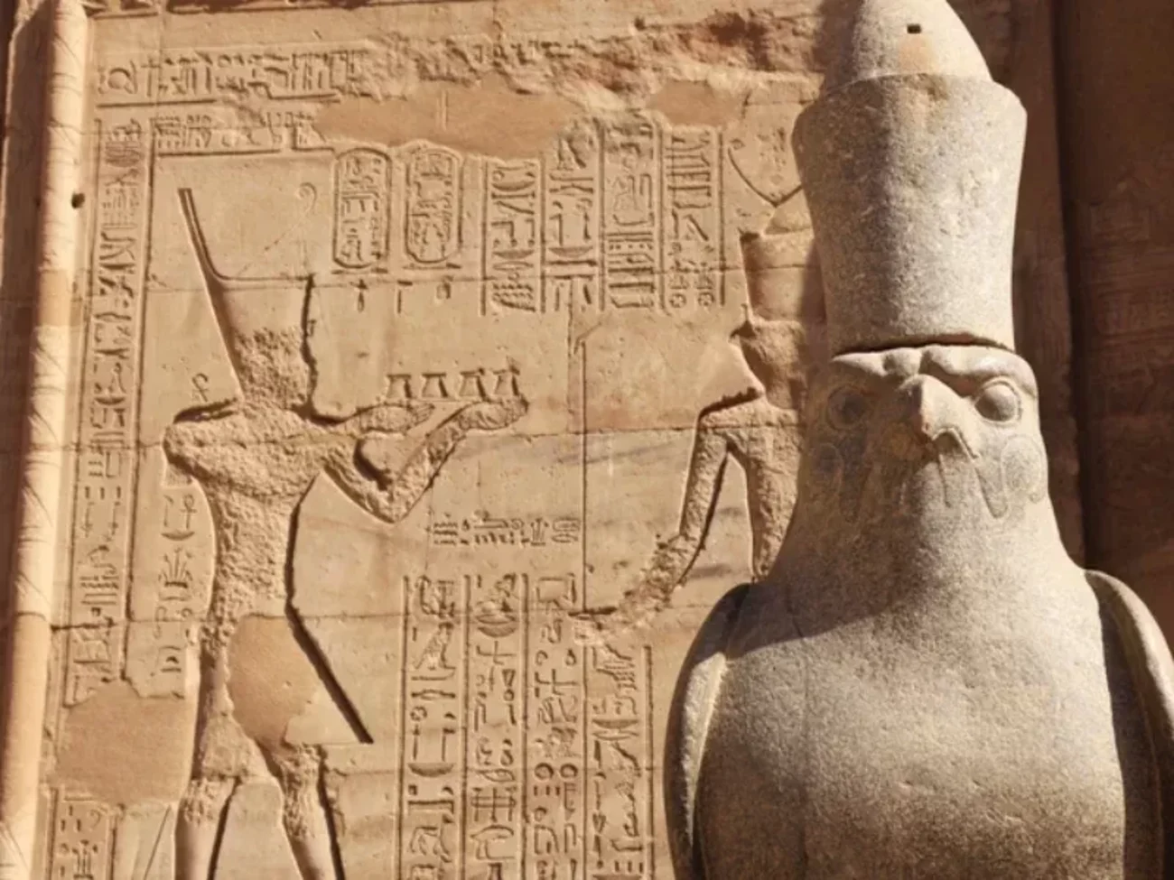 Horus Dieu Égyptien : Les Secrets Cachés du Fils d'Osiris